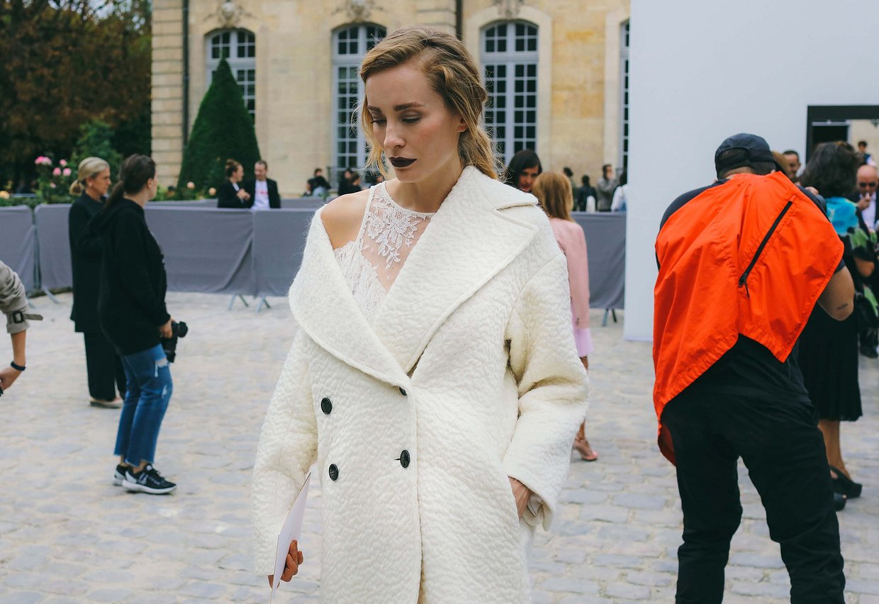 Làm lố là xưa rồi, đường phố Milan và Paris tràn ngập street style đơn giản như... đi chơi thôi - Ảnh 32. Làm lố là xưa rồi, đường phố Milan và Paris tràn ngập street style đơn giản như... đi chơi thôi - Ảnh 32.