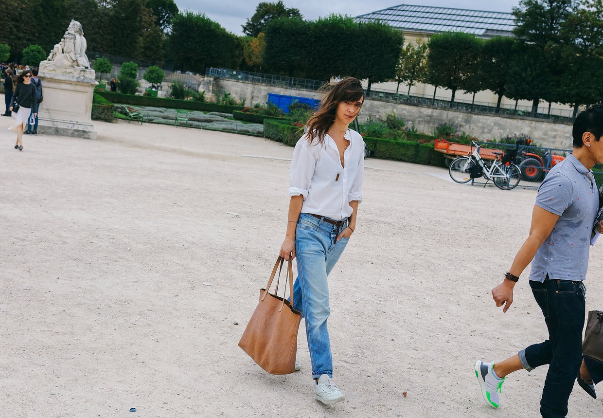 Làm lố là xưa rồi, đường phố Milan và Paris tràn ngập street style đơn giản như... đi chơi thôi - Ảnh 6. Làm lố là xưa rồi, đường phố Milan và Paris tràn ngập street style đơn giản như... đi chơi thôi - Ảnh 6.