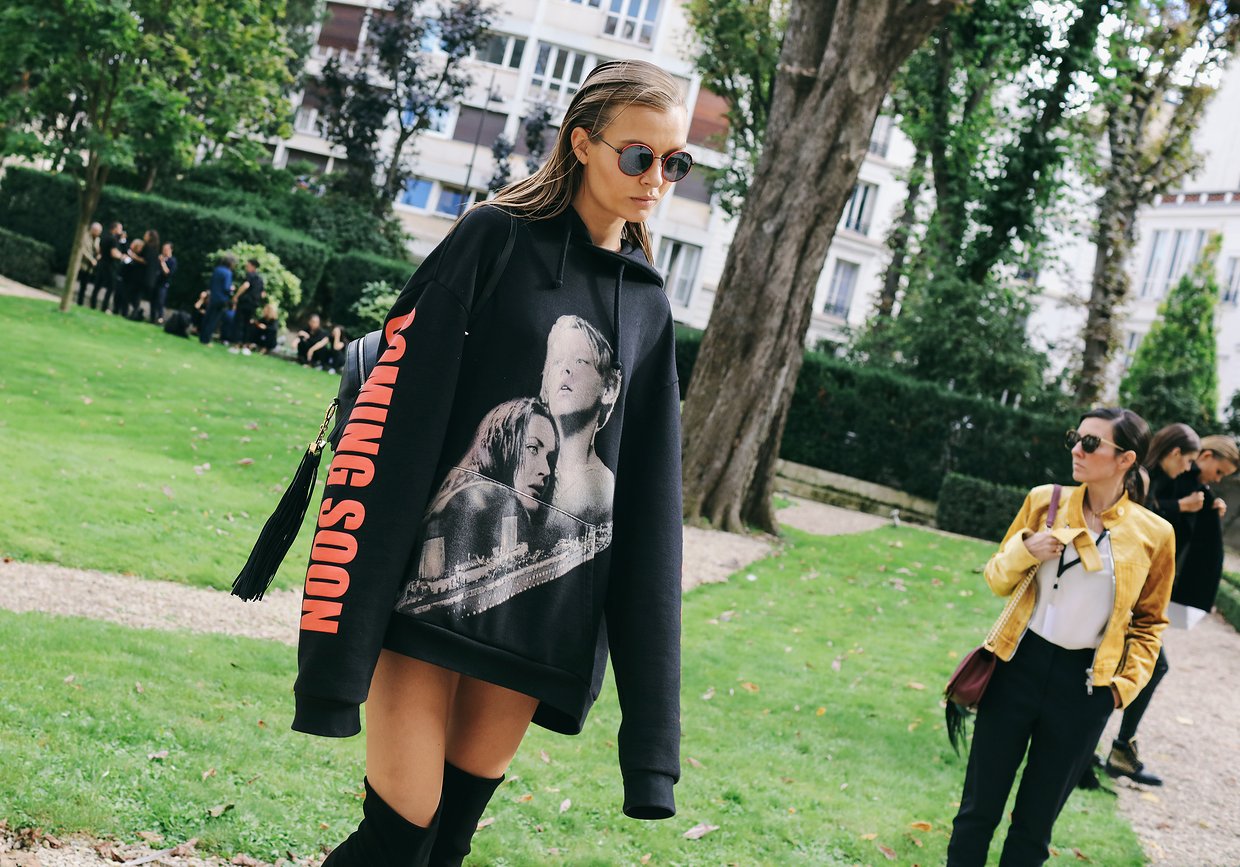 Làm lố là xưa rồi, đường phố Milan và Paris tràn ngập street style đơn giản như... đi chơi thôi - Ảnh 38. Làm lố là xưa rồi, đường phố Milan và Paris tràn ngập street style đơn giản như... đi chơi thôi - Ảnh 38.