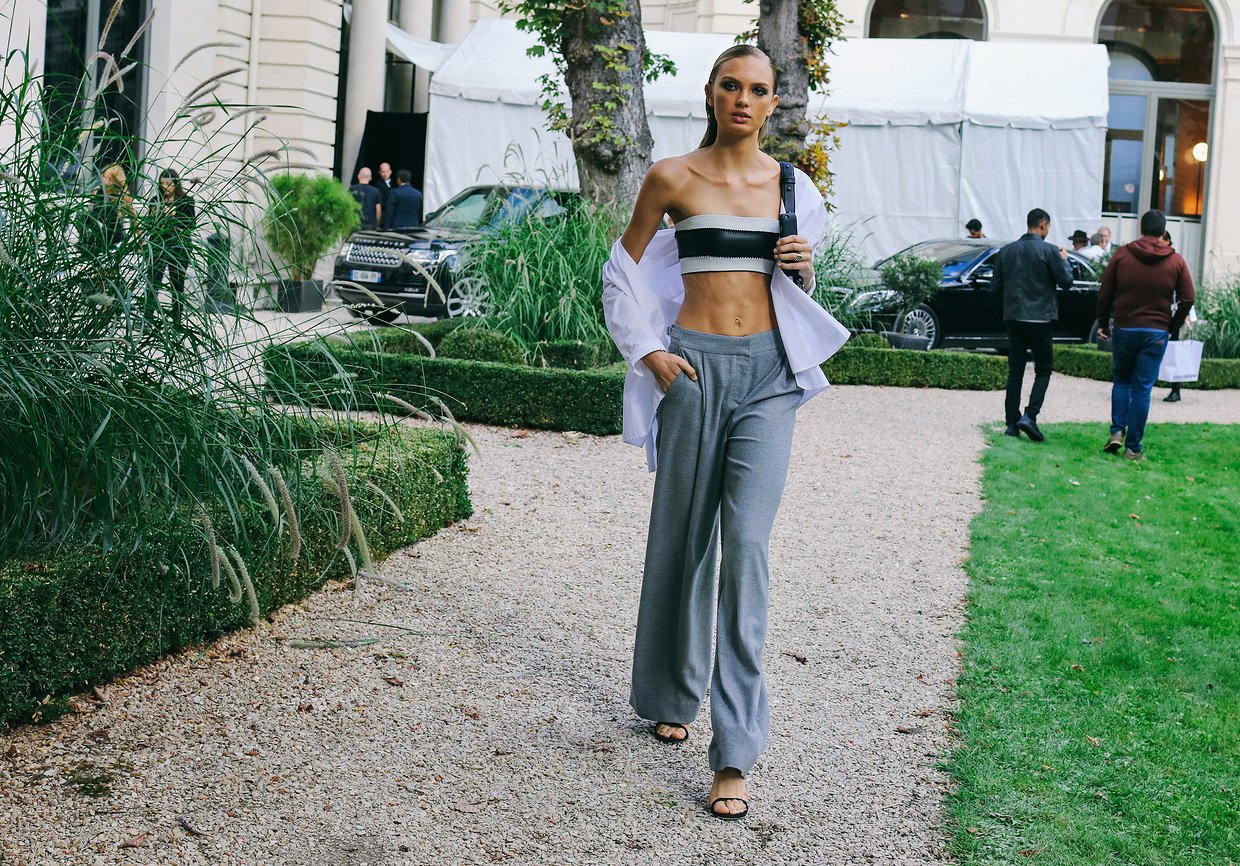 Làm lố là xưa rồi, đường phố Milan và Paris tràn ngập street style đơn giản như... đi chơi thôi - Ảnh 40. Làm lố là xưa rồi, đường phố Milan và Paris tràn ngập street style đơn giản như... đi chơi thôi - Ảnh 40.