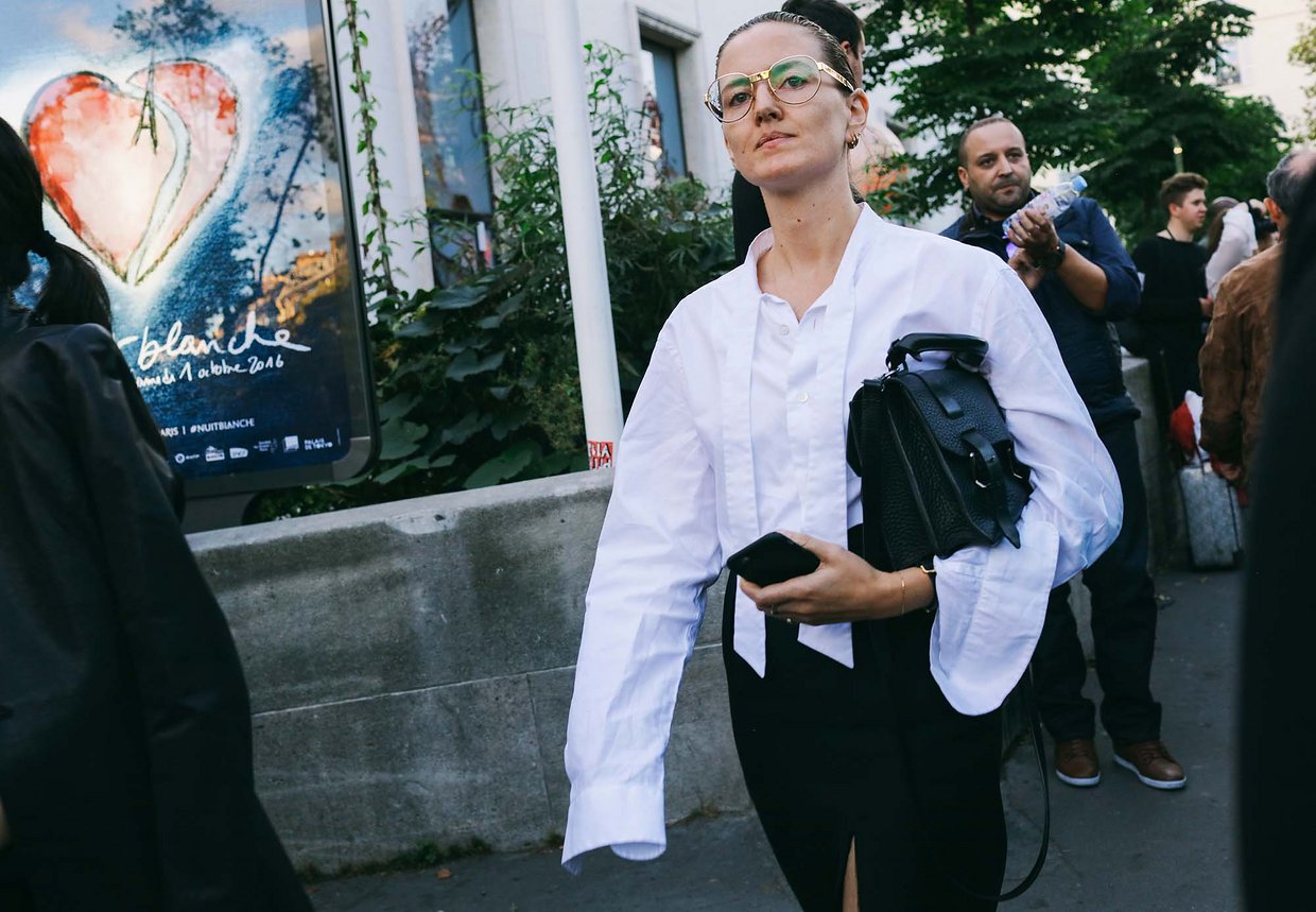 Làm lố là xưa rồi, đường phố Milan và Paris tràn ngập street style đơn giản như... đi chơi thôi - Ảnh 42. Làm lố là xưa rồi, đường phố Milan và Paris tràn ngập street style đơn giản như... đi chơi thôi - Ảnh 42.