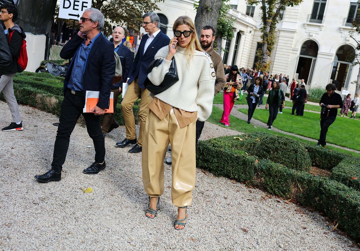 Làm lố là xưa rồi, đường phố Milan và Paris tràn ngập street style đơn giản như... đi chơi thôi - Ảnh 44. Làm lố là xưa rồi, đường phố Milan và Paris tràn ngập street style đơn giản như... đi chơi thôi - Ảnh 44.