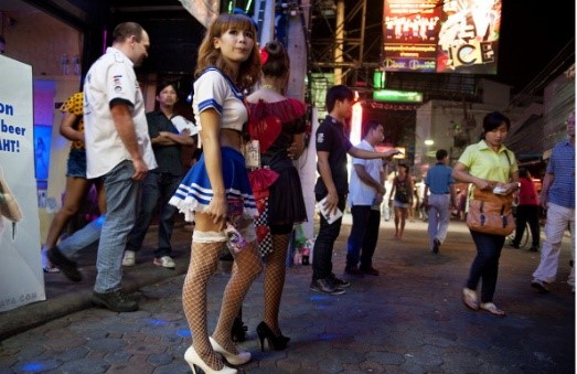 Phụ nữ bị bán như miếng thịt ở phố đèn đỏ Thái Lan - Ảnh 1.