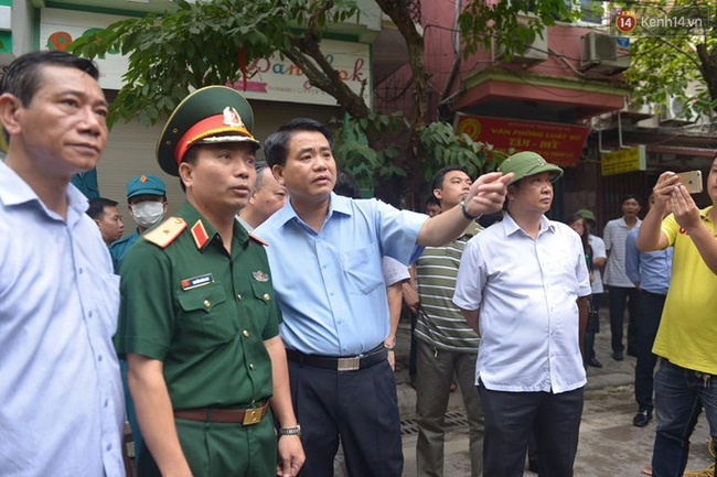 Hà Nội: Sập nhà 4 tầng giữa phố Cửa Bắc, đang giải cứu những người mắc kẹt - Ảnh 5. Hà Nội: Sập nhà 4 tầng giữa phố Cửa Bắc, đang giải cứu những người mắc kẹt - Ảnh 5.
