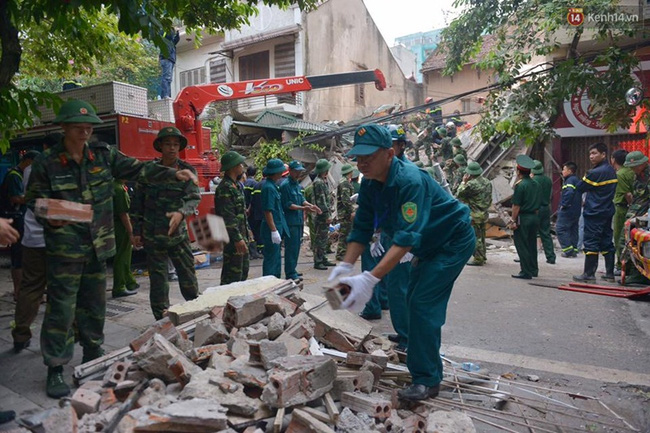 Hà Nội: Sập nhà 4 tầng giữa phố Cửa Bắc, đang giải cứu những người mắc kẹt - Ảnh 9. Hà Nội: Sập nhà 4 tầng giữa phố Cửa Bắc, đang giải cứu những người mắc kẹt - Ảnh 9.