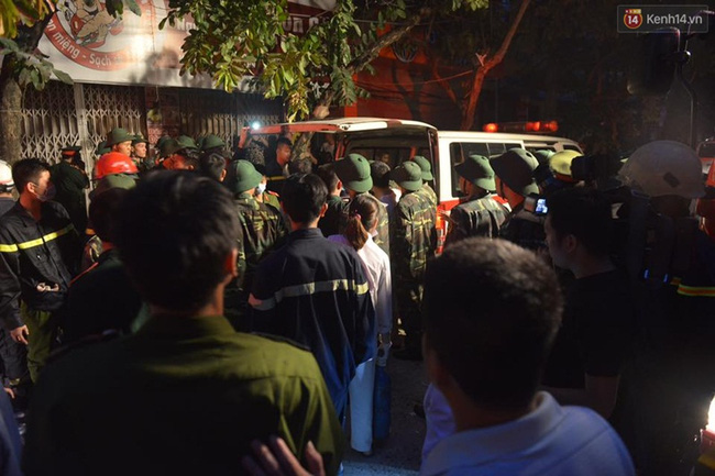 Hà Nội: Sập nhà 4 tầng giữa phố Cửa Bắc, đang giải cứu những người mắc kẹt - Ảnh 12. Hà Nội: Sập nhà 4 tầng giữa phố Cửa Bắc, đang giải cứu những người mắc kẹt - Ảnh 12.