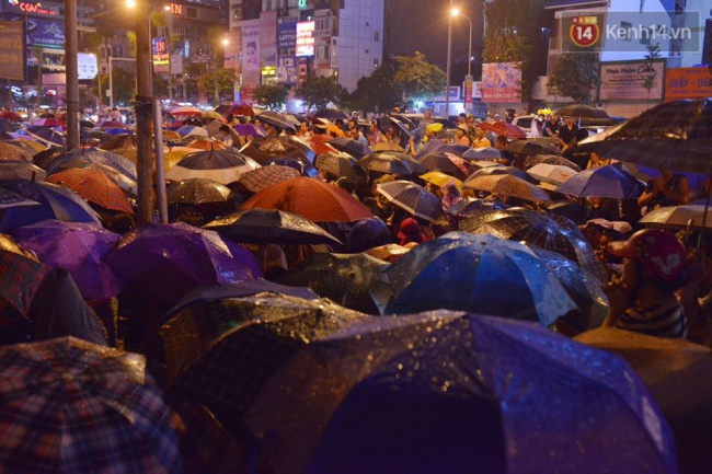 Đại lễ Vu Lan: Hàng nghìn người đội mưa nghe giảng đạo làm con tại chùa Phúc Khánh - Ảnh 11.