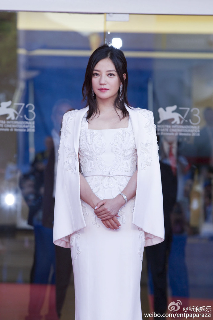 Triệu Vy tự tin sải bước thảm đỏ, chia sẻ về hai hôn lễ của Thư Kỳ và Lâm Tâm Như - Ảnh 1. Triệu Vy tự tin sải bước thảm đỏ, chia sẻ về hai hôn lễ của Thư Kỳ và Lâm Tâm Như - Ảnh 1.