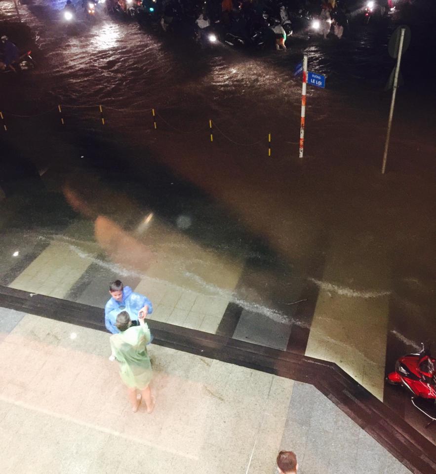 Hàng loạt tuyến đường ở Sài Gòn hỗn loạn vì ngập kinh hoàng trong mưa lớn - Ảnh 24. Hàng loạt tuyến đường ở Sài Gòn hỗn loạn vì ngập kinh hoàng trong mưa lớn - Ảnh 24.