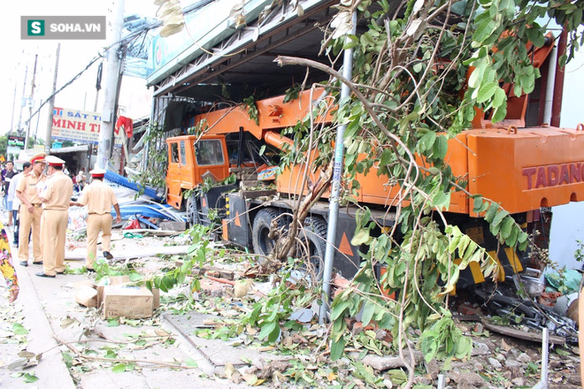 Bình Dương: Xe cẩu điên cuốn 5 xe máy và 2 cô gái vào gầm - Ảnh 2. Bình Dương: Xe cẩu điên cuốn 5 xe máy và 2 cô gái vào gầm - Ảnh 2.