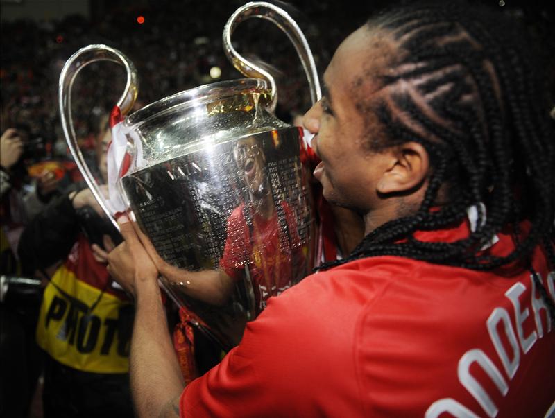 Cựu sao Man Utd đấm đồng đội đến chảy máu mồm trên sân tập - Ảnh 6. Cựu sao Man Utd đấm đồng đội đến chảy máu mồm trên sân tập - Ảnh 6.