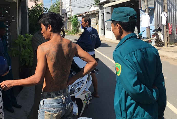 Xuất hiện nhiều thanh niên xăm trổ gần nhà người trúng số 92 tỷ - Ảnh 1. Xuất hiện nhiều thanh niên xăm trổ gần nhà người trúng số 92 tỷ - Ảnh 1.