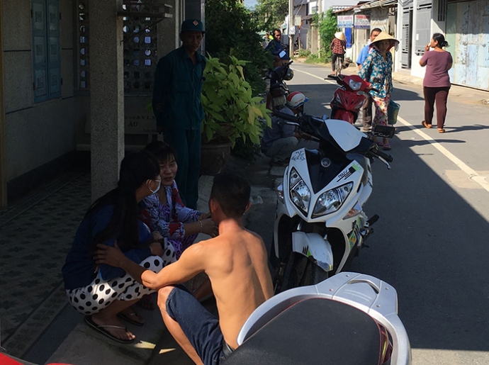 Xuất hiện nhiều thanh niên xăm trổ gần nhà người trúng số 92 tỷ - Ảnh 2. Xuất hiện nhiều thanh niên xăm trổ gần nhà người trúng số 92 tỷ - Ảnh 2.