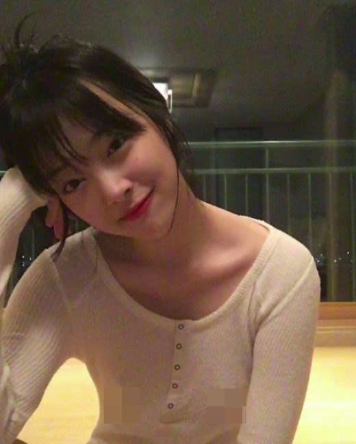 Sulli lại nổi loạn với ảnh mặc áo ngủ mỏng dính và không quên thả rông vòng 1 - Ảnh 1. Sulli lại nổi loạn với ảnh mặc áo ngủ mỏng dính và không quên thả rông vòng 1 - Ảnh 1.