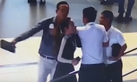 Công an triệu tập hành khách đánh vào đầu nữ nhân viên hàng không - Ảnh 1.