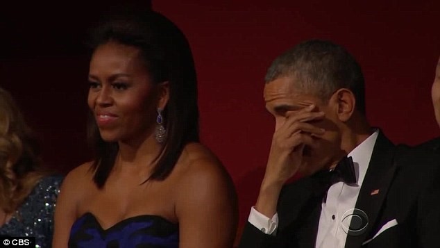 11 khoảnh khắc đầy xúc động trên chặng đường 8 năm của Tổng thống Barack Obama - Ảnh 10.