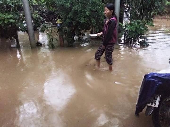 Mưa lớn ở Quảng Bình, cảnh báo lũ dâng cao tràn vào nhà dân - Ảnh 1. Mưa lớn ở Quảng Bình, cảnh báo lũ dâng cao tràn vào nhà dân - Ảnh 1.
