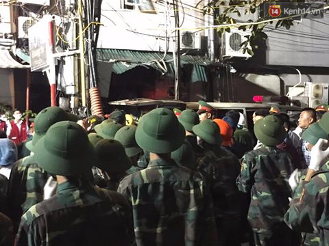 [ẢNH] Đưa 13 người tử vong trong vụ cháy quán karaoke ở Hà Nội ra ngoài - Ảnh 7.