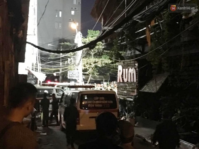 [ẢNH] Đưa 13 người tử vong trong vụ cháy quán karaoke ở Hà Nội ra ngoài - Ảnh 2.