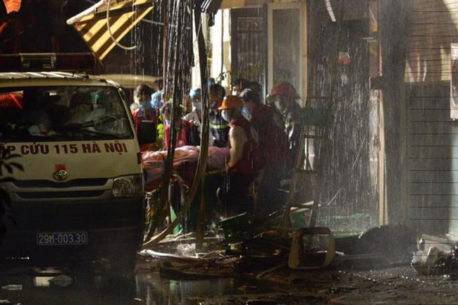 [ẢNH] Đưa 13 người tử vong trong vụ cháy quán karaoke ở Hà Nội ra ngoài - Ảnh 9.