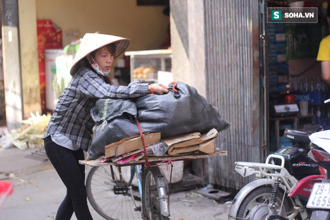 Cô bé đồng nát và những lời trách móc, dè bỉu khi cố gắng tới trường học - Ảnh 3. Cô bé đồng nát và những lời trách móc, dè bỉu khi cố gắng tới trường học - Ảnh 3.