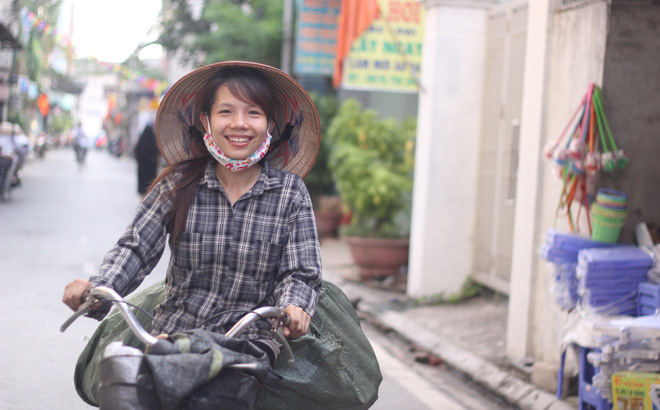 Cô bé đồng nát và những lời trách móc, dè bỉu khi cố gắng tới trường học - Ảnh 1. Cô bé đồng nát và những lời trách móc, dè bỉu khi cố gắng tới trường học - Ảnh 1.