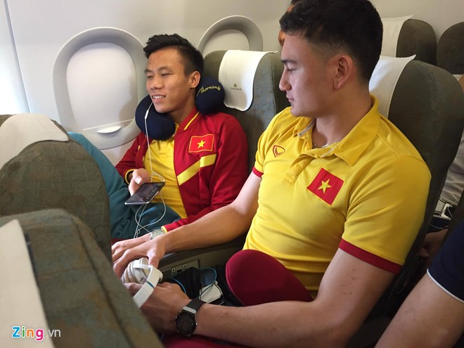 Tuyển Việt Nam sợ hãi khi máy bay chao đảo gần 10 phút - Ảnh 1. Tuyển Việt Nam sợ hãi khi máy bay chao đảo gần 10 phút - Ảnh 1.