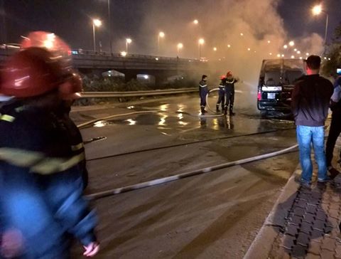 Đang lưu thông, xe khách bất ngờ bốc cháy dữ dội - Ảnh 2. Đang lưu thông, xe khách bất ngờ bốc cháy dữ dội - Ảnh 2.