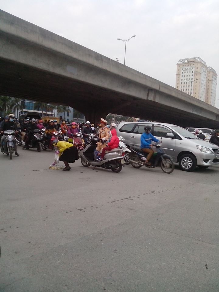 Cháu ngồi im kẻo ngã đấy! - CSGT nhắc bé gái trên xe khi thấy người mẹ nhặt cam rơi trên đường - Ảnh 2. Cháu ngồi im kẻo ngã đấy! - CSGT nhắc bé gái trên xe khi thấy người mẹ nhặt cam rơi trên đường - Ảnh 2.