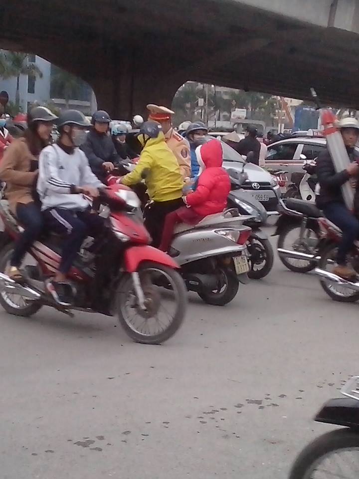 Cháu ngồi im kẻo ngã đấy! - CSGT nhắc bé gái trên xe khi thấy người mẹ nhặt cam rơi trên đường - Ảnh 3. Cháu ngồi im kẻo ngã đấy! - CSGT nhắc bé gái trên xe khi thấy người mẹ nhặt cam rơi trên đường - Ảnh 3.