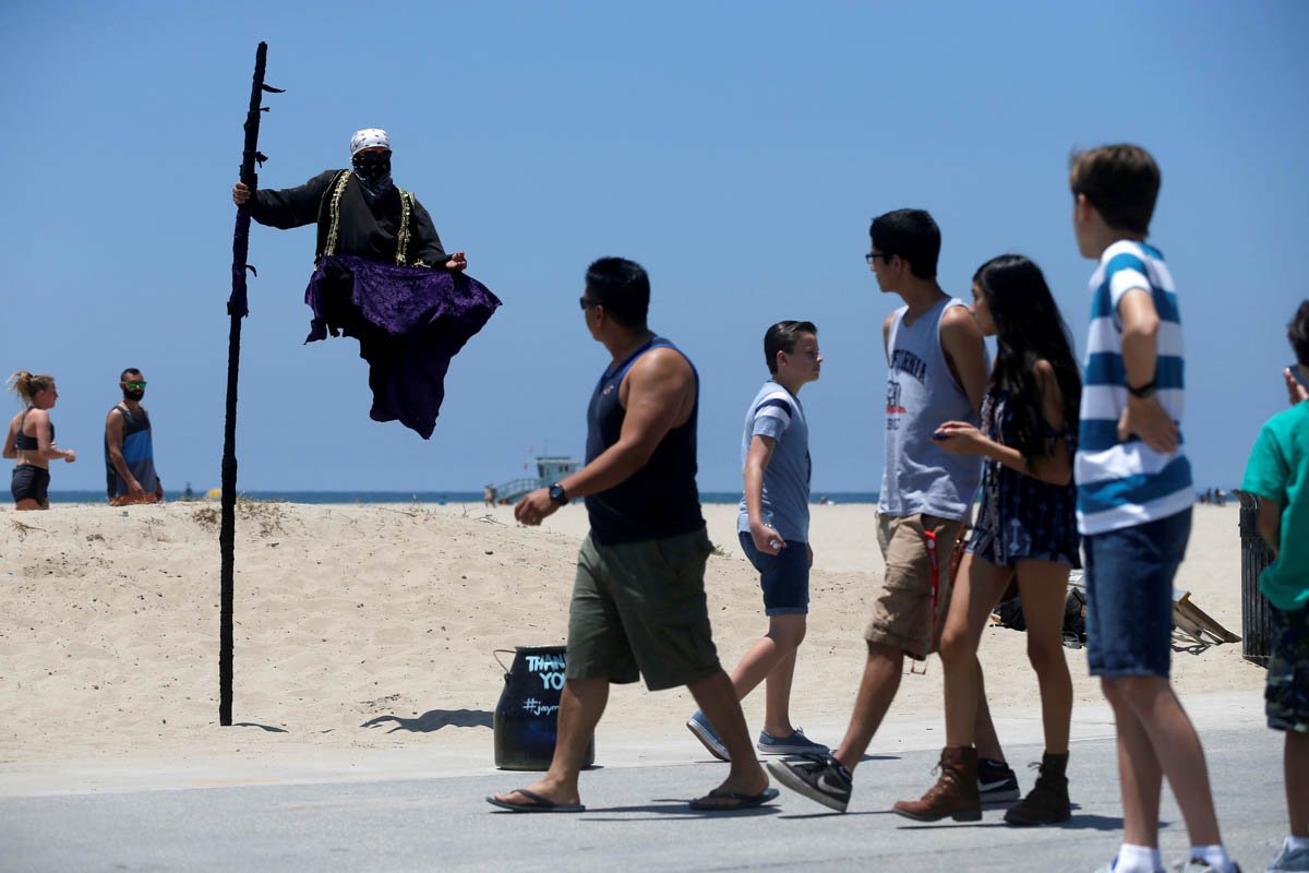 Nếu bạn nghĩ năm 2016 của mình chưa đủ kỳ quặc, hãy chiêm ngưỡng 31 bức ảnh dị nhất năm qua - Ảnh 1. Nếu bạn nghĩ năm 2016 của mình chưa đủ kỳ quặc, hãy chiêm ngưỡng 31 bức ảnh dị nhất năm qua - Ảnh 1.