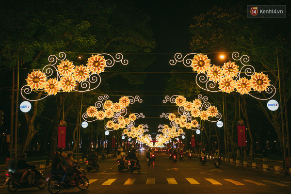 Sài Gòn đã thay đổi cách trang trí đường phố dịp Tết như thế nào trong 5 năm qua? - Ảnh 13.
