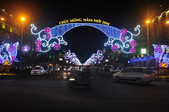 Sài Gòn đã thay đổi cách trang trí đường phố dịp Tết như thế nào trong 5 năm qua? - Ảnh 5.