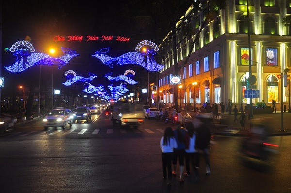 Sài Gòn đã thay đổi cách trang trí đường phố dịp Tết như thế nào trong 5 năm qua? - Ảnh 8.