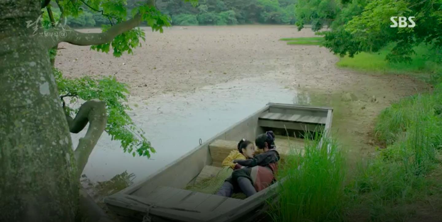 Ngờ ngợ với tình tiết đụng nhau đến kì lạ giữa hai siêu Trăng xứ Hàn - Ảnh 11. Ngờ ngợ với tình tiết đụng nhau đến kì lạ giữa hai siêu Trăng xứ Hàn - Ảnh 11.