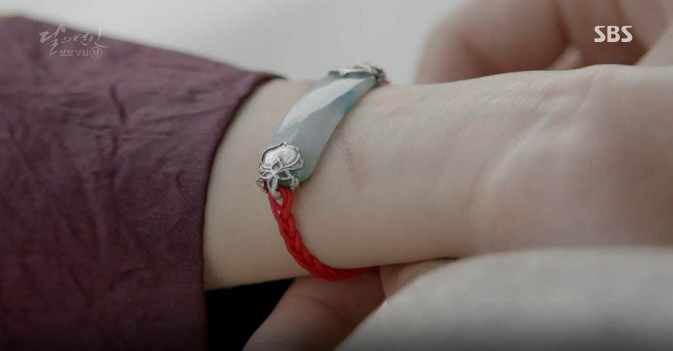 Ngờ ngợ với tình tiết đụng nhau đến kì lạ giữa hai siêu Trăng xứ Hàn - Ảnh 13. Ngờ ngợ với tình tiết đụng nhau đến kì lạ giữa hai siêu Trăng xứ Hàn - Ảnh 13.