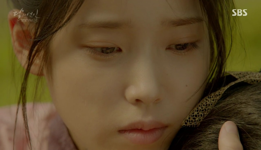 “Moon Lovers”: Diễn xuất của IU ngày càng thuyết phục được khán giả? - Ảnh 21. “Moon Lovers”: Diễn xuất của IU ngày càng thuyết phục được khán giả? - Ảnh 21.