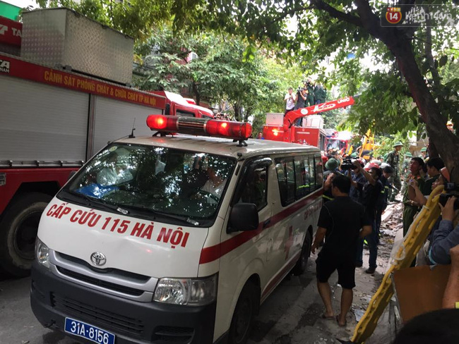 Hà Nội: Sập nhà 4 tầng giữa phố Cửa Bắc, đang giải cứu những người mắc kẹt - Ảnh 2. Hà Nội: Sập nhà 4 tầng giữa phố Cửa Bắc, đang giải cứu những người mắc kẹt - Ảnh 2.