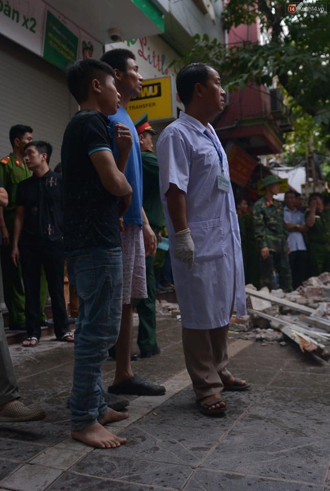 Hà Nội: Sập nhà 4 tầng giữa phố Cửa Bắc, đang giải cứu những người mắc kẹt - Ảnh 10. Hà Nội: Sập nhà 4 tầng giữa phố Cửa Bắc, đang giải cứu những người mắc kẹt - Ảnh 10.