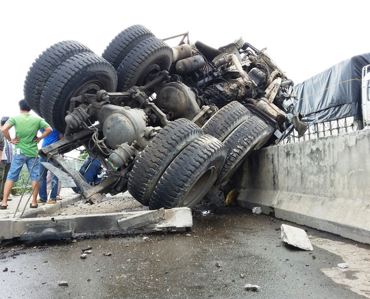 Xe tải lộn nhiều vòng, gãy nát như phim trên cầu Phú Mỹ - Ảnh 2. Xe tải lộn nhiều vòng, gãy nát như phim trên cầu Phú Mỹ - Ảnh 2.