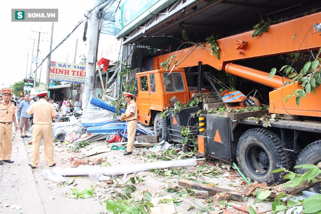 Bình Dương: Xe cẩu điên cuốn 5 xe máy và 2 cô gái vào gầm - Ảnh 3. Bình Dương: Xe cẩu điên cuốn 5 xe máy và 2 cô gái vào gầm - Ảnh 3.