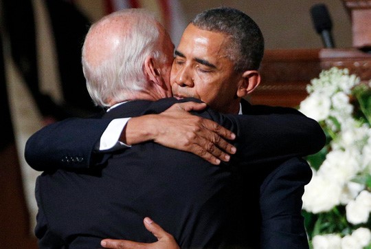 11 khoảnh khắc đầy xúc động trên chặng đường 8 năm của Tổng thống Barack Obama - Ảnh 9.