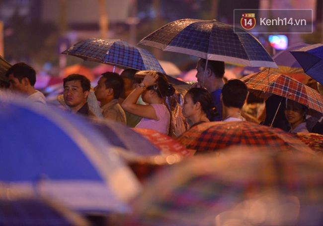 Đại lễ Vu Lan: Hàng nghìn người đội mưa nghe giảng đạo làm con tại chùa Phúc Khánh - Ảnh 13.