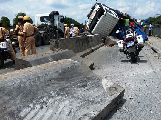 Xe tải lộn nhiều vòng, gãy nát như phim trên cầu Phú Mỹ - Ảnh 3. Xe tải lộn nhiều vòng, gãy nát như phim trên cầu Phú Mỹ - Ảnh 3.