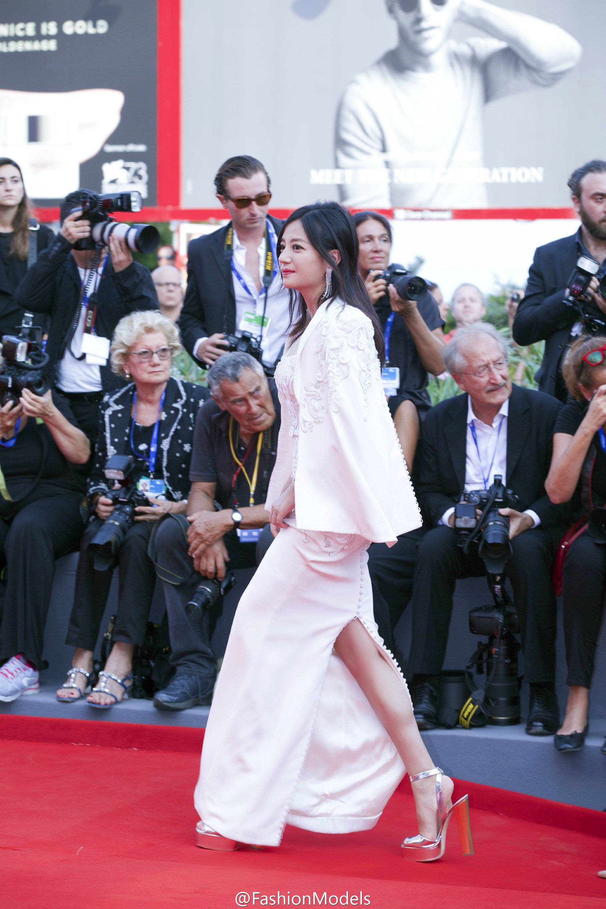 Triệu Vy tự tin sải bước thảm đỏ, chia sẻ về hai hôn lễ của Thư Kỳ và Lâm Tâm Như - Ảnh 3. Triệu Vy tự tin sải bước thảm đỏ, chia sẻ về hai hôn lễ của Thư Kỳ và Lâm Tâm Như - Ảnh 3.