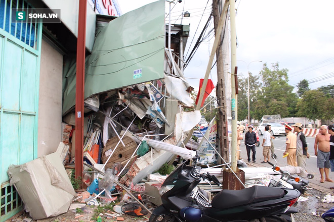 Bình Dương: Xe cẩu điên cuốn 5 xe máy và 2 cô gái vào gầm - Ảnh 4. Bình Dương: Xe cẩu điên cuốn 5 xe máy và 2 cô gái vào gầm - Ảnh 4.