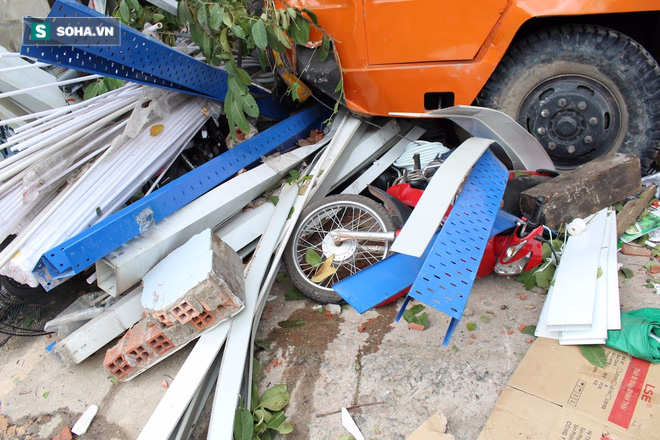 Bình Dương: Xe cẩu điên cuốn 5 xe máy và 2 cô gái vào gầm - Ảnh 8. Bình Dương: Xe cẩu điên cuốn 5 xe máy và 2 cô gái vào gầm - Ảnh 8.