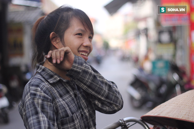 Cô bé đồng nát và những lời trách móc, dè bỉu khi cố gắng tới trường học - Ảnh 5. Cô bé đồng nát và những lời trách móc, dè bỉu khi cố gắng tới trường học - Ảnh 5.