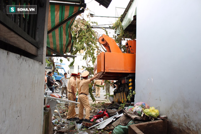 Bình Dương: Xe cẩu điên cuốn 5 xe máy và 2 cô gái vào gầm - Ảnh 5. Bình Dương: Xe cẩu điên cuốn 5 xe máy và 2 cô gái vào gầm - Ảnh 5.