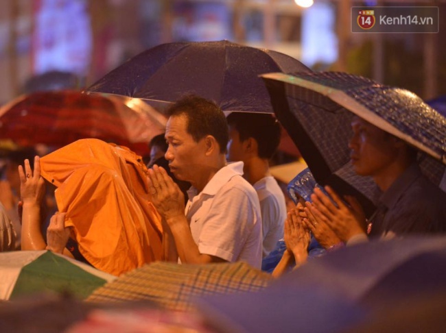 Đại lễ Vu Lan: Hàng nghìn người đội mưa nghe giảng đạo làm con tại chùa Phúc Khánh - Ảnh 15.